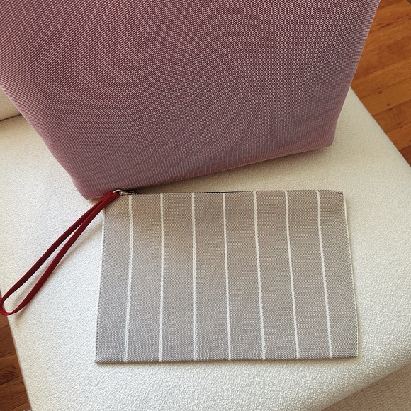 Rothys Lightweight Tote + BONUS WRISTLET - Picture 2 of 3